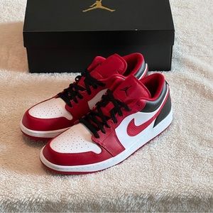 NWOT Nike Men’s Air Jordan 1 Bulls 553558-163 Athletic Sneakers Size 12.